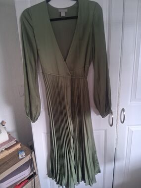 H&M Olive Green Long Sleeve Pleated Midi Dress